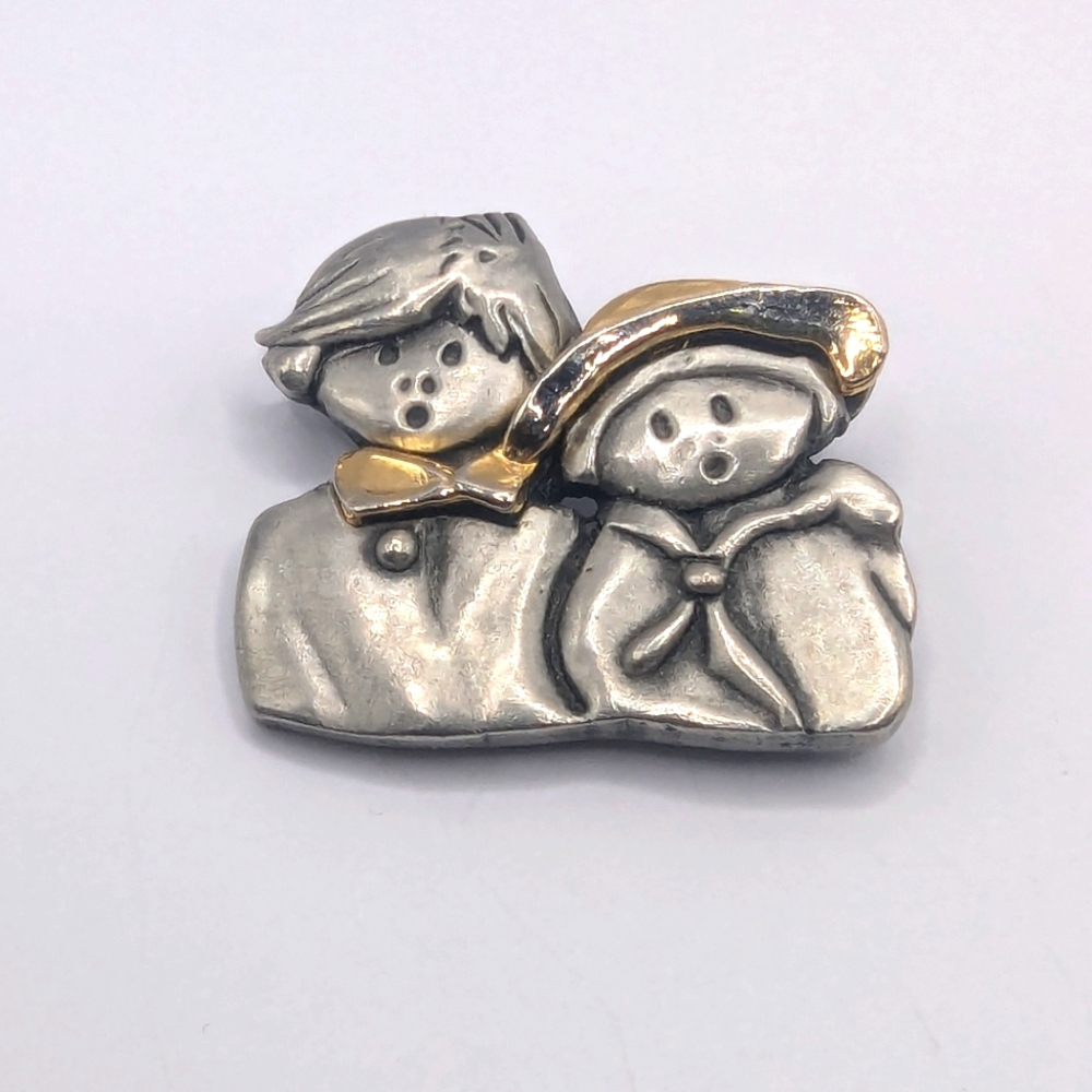 Plumo Canada brooch